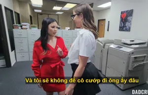 Anh trai thường xuyên đi làm về khuya, thằng em ở nhà gạ đụ bạn gái của anh trai cô đơn