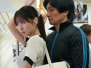 Nghỉ hè về quê, cậu thanh niên mới lớn được chị nhà đối diện đã có chồng yêu đưa vào đời