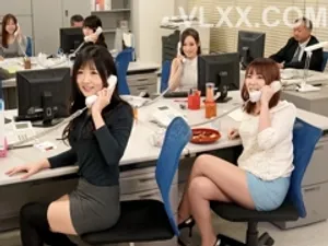 Bất lực nằm dưới gầm giường nghe tiếng vợ rên với đàn em thân tín