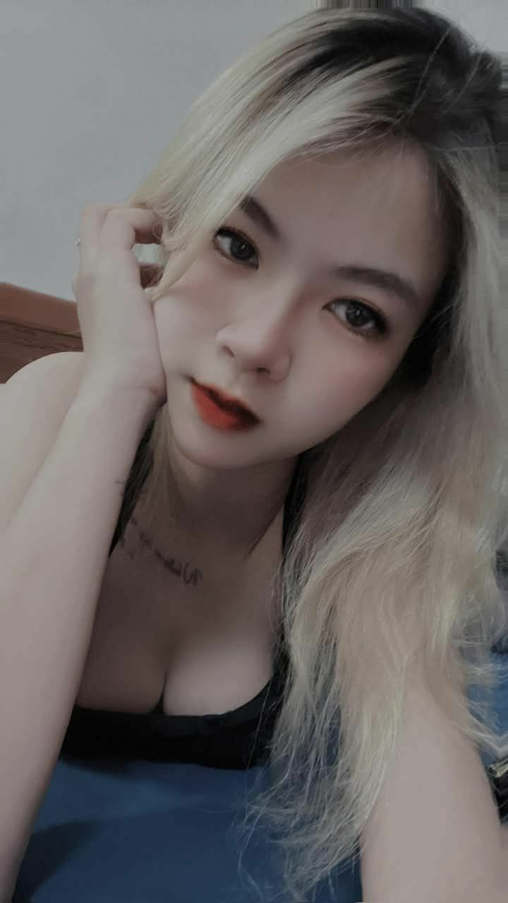 Hai em bé rất hư đang chơi với một con cặc lớn